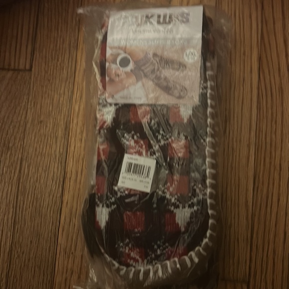 Red Only MUK LUK Faire Isle Tassel Slipper Socks - Picture 2 of 4